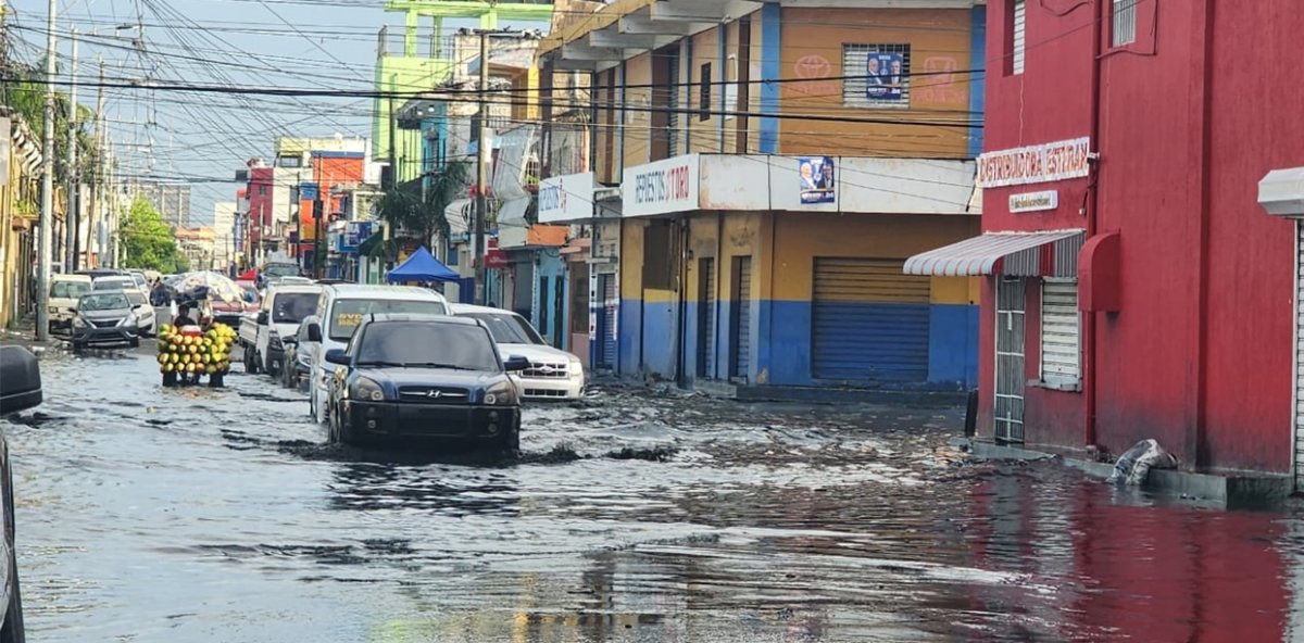 Aguas residuales llenan calles y casas