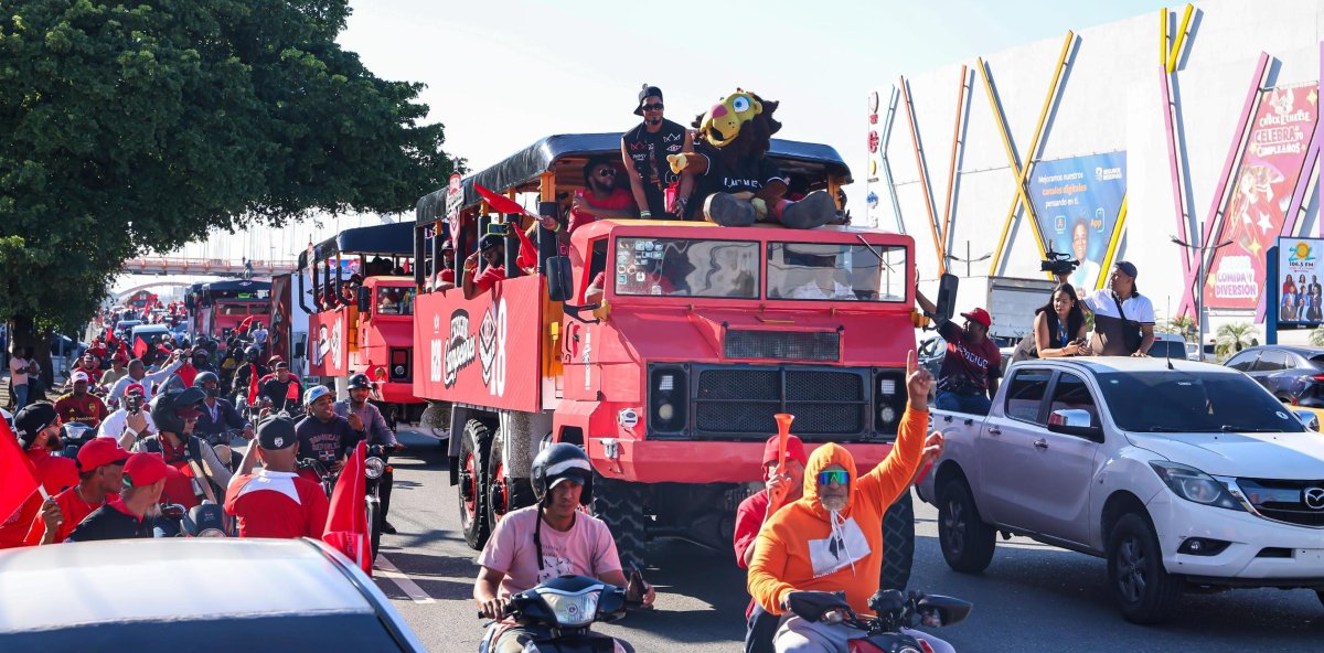 ¡Desfile del triunfo rojo! caravana recorrió diversos barrios