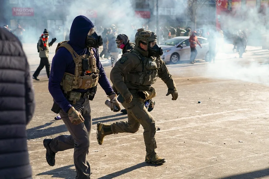 Agentes del ICE implicados en la muerte de un hombre en Mineápolis son puestos en licencia administrativa