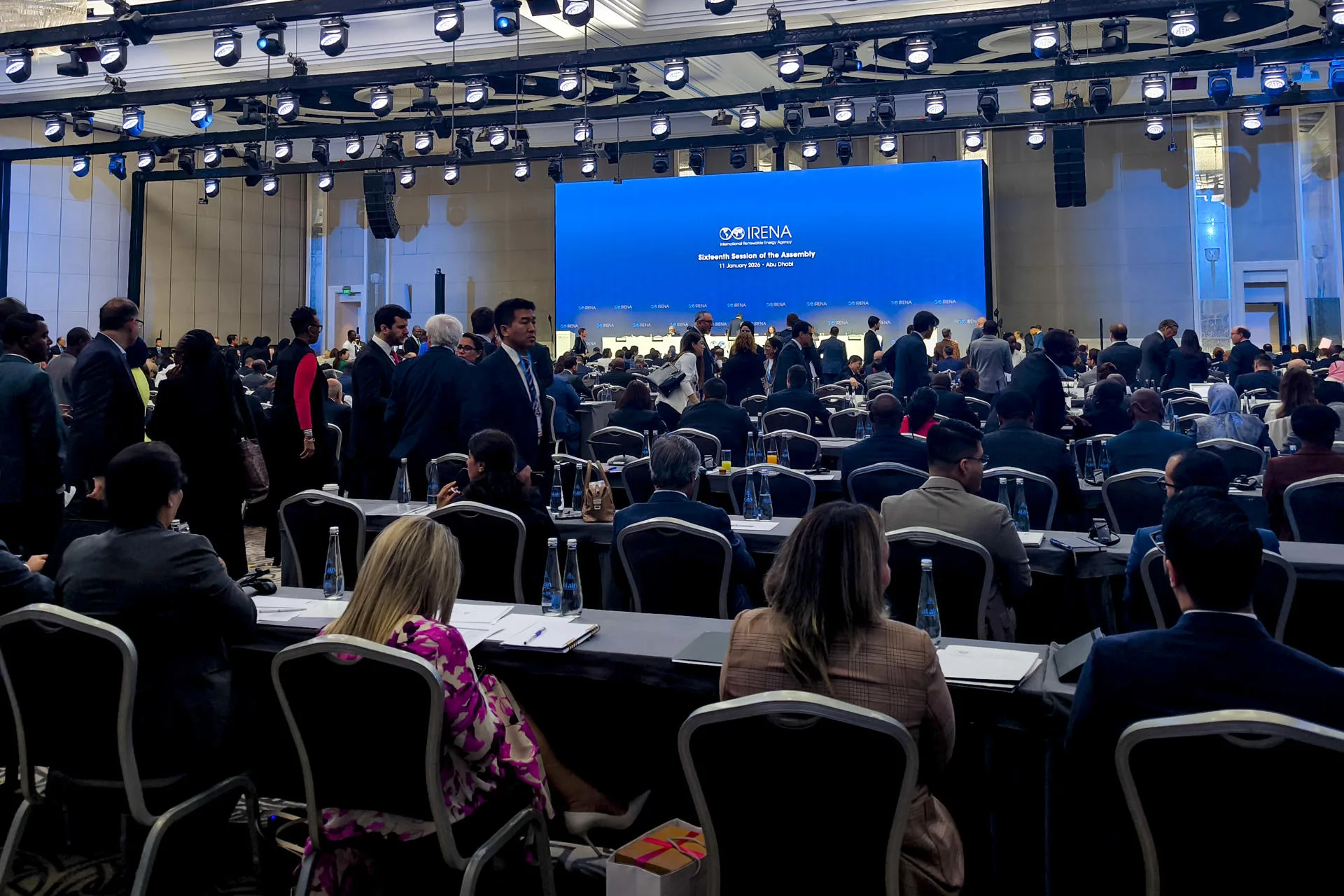 La Agencia Internacional de Energía Renovable buscará recursos para «cubrir la brecha» del 22 % que deja EEUU tras su retirada