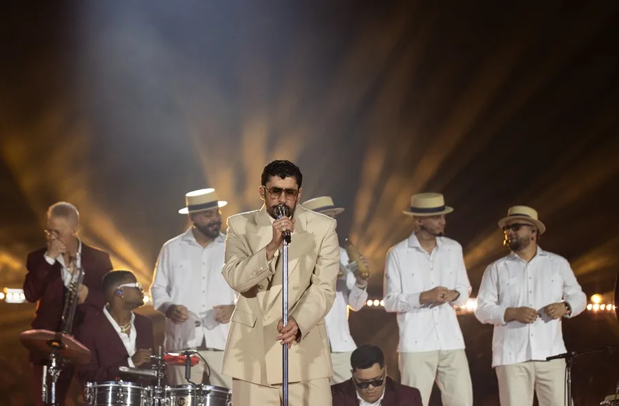 Bad Bunny presenta un adelanto de su espectáculo del entretiempo en la Super Bowl
