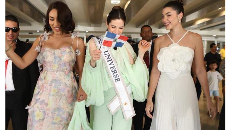 A ritmo de merengue, abrazos y besos, RD recibe a la Miss Universo Fátima Bosch