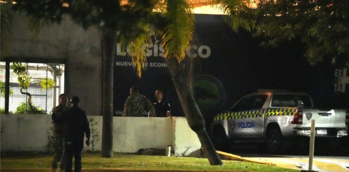 Joven cae desde el cuarto nivel de una plaza comercial en Santo Domingo