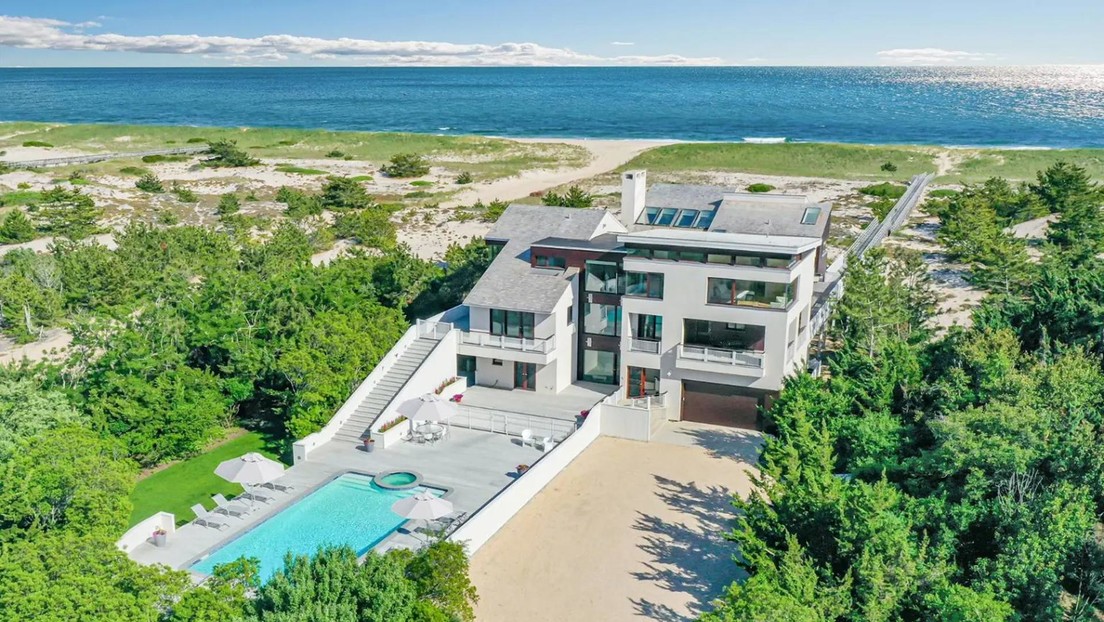 Epstein planeó «fines de semana de chicas» en un lujoso destino vacacional con extrañas pernoctaciones