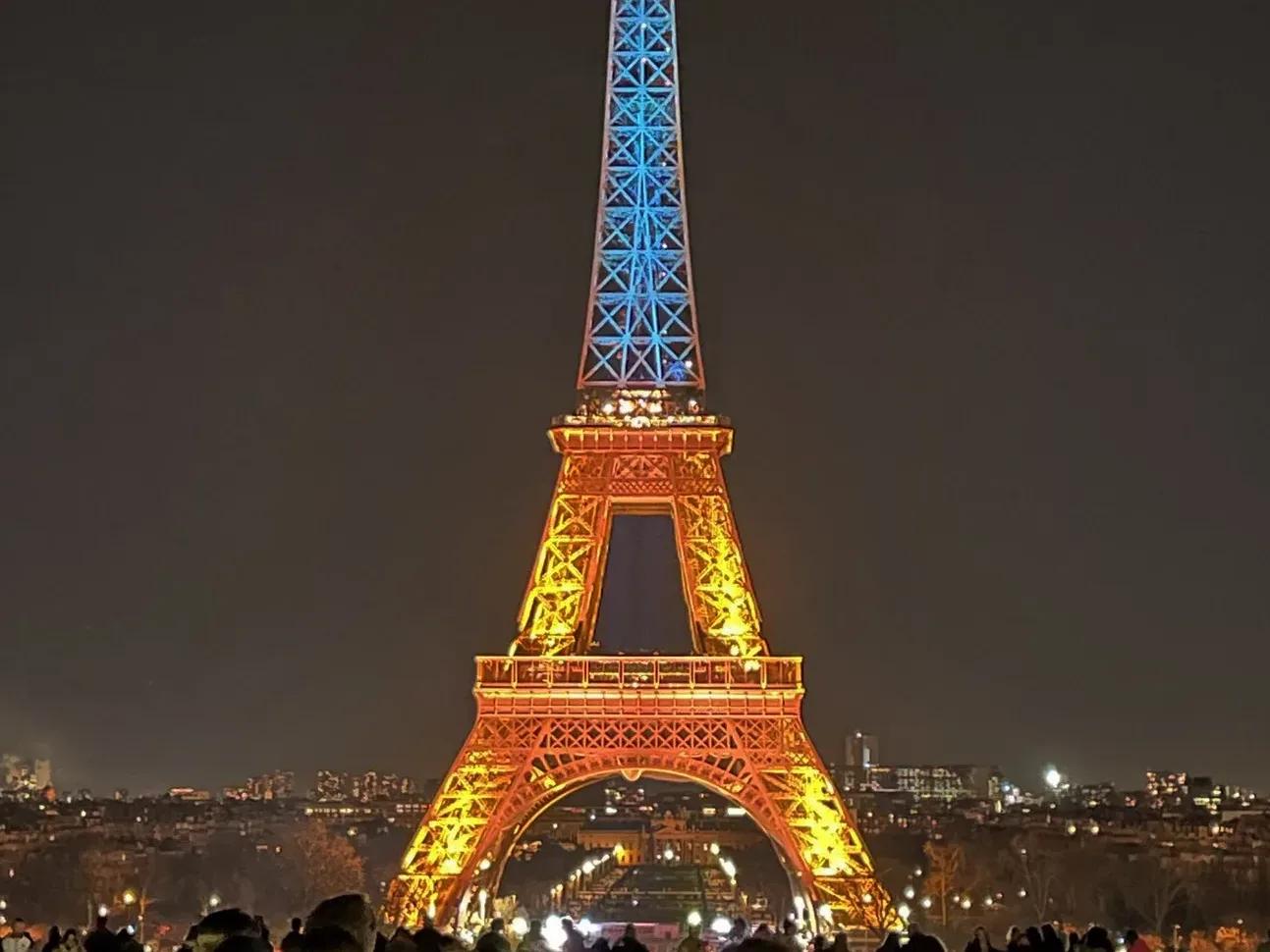 La Torre Eiffel se ilumina con los colores de Ucrania por el cuarto aniversario de la guerra