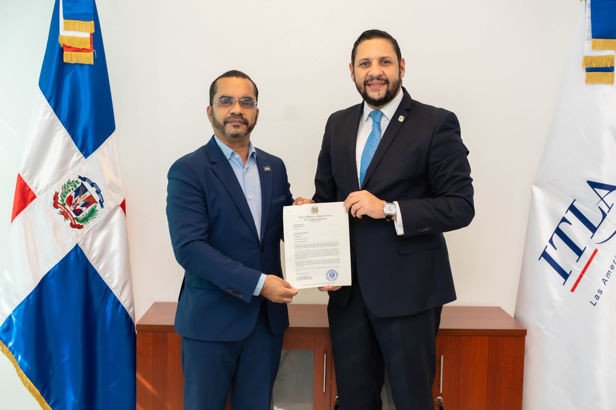 Diputado José Manuel Caraballo entrega al ITLA Proyecto de Ley Nacional de Becas para el Desarrollo Productivo y Laboral