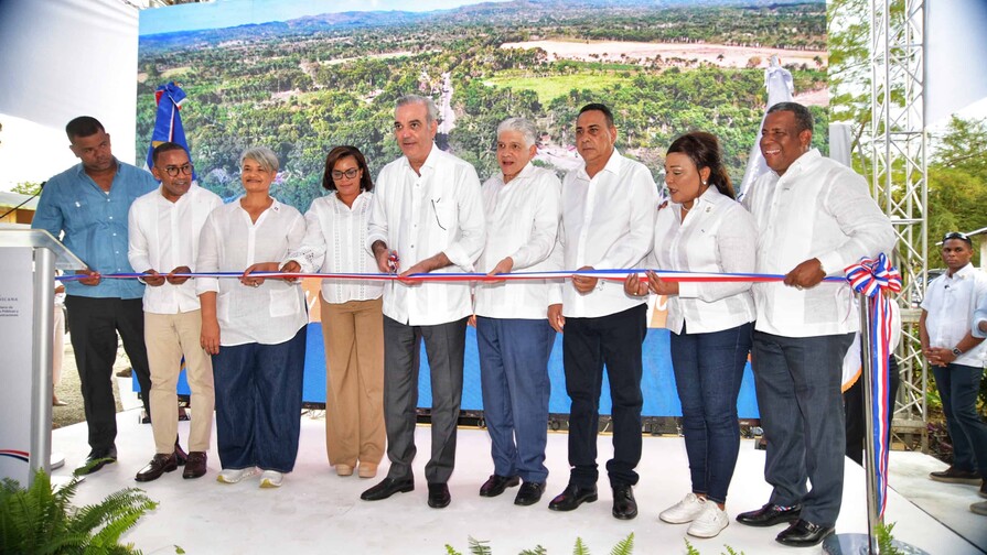 Presidente Abinader inaugura carretera Bayaguana-El Puerto en Monte Plata
