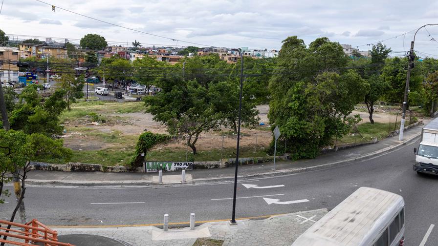 Alcaldía del Distrito Nacional desaloja chatarras y «güinches» de área verde del puente de la 17