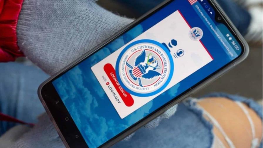Las salidas voluntarias de migrantes detenidos en 2025 alcanzan récord de 28 %, según CBS