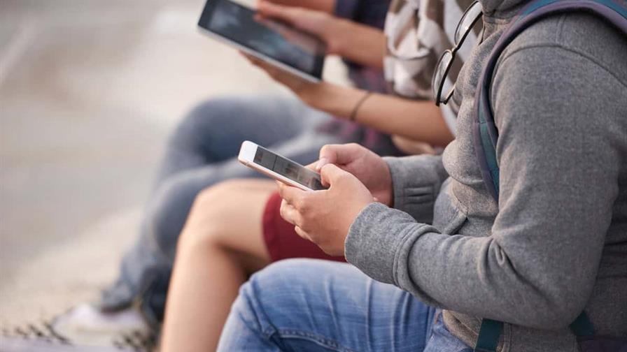 Macron pide informes sobre impacto de videojuegos e IA en salud mental de menores