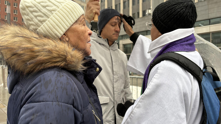 Inmigrantes reciben cruz de ceniza en la sede del ICE de Nueva York por inicio de Cuaresma