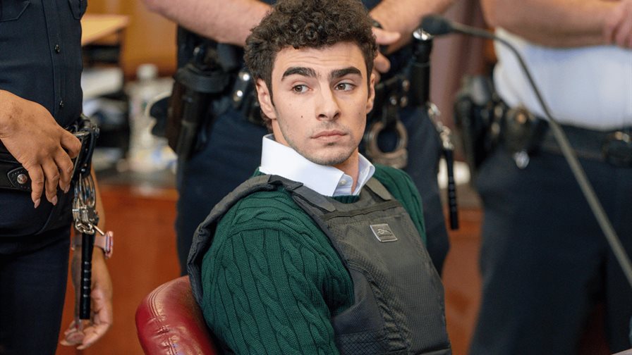 Acusan al hombre que se hizo pasar por agente de FBI para presuntamente liberar a Mangione