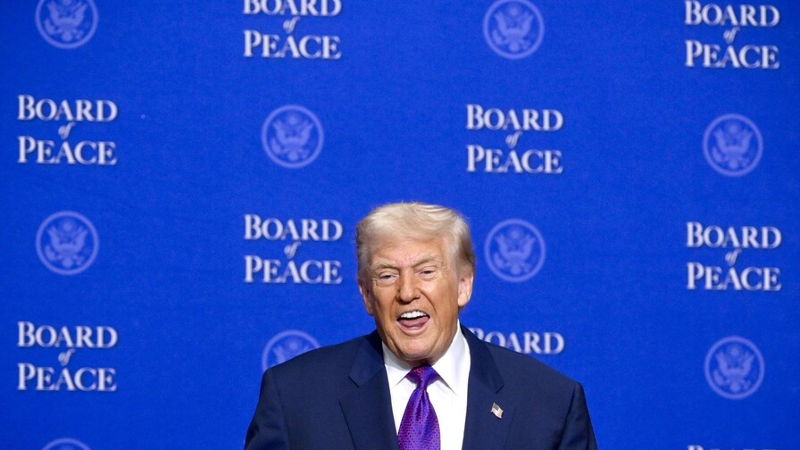Trump acusa a Obama de revelar información clasificada por respuesta sobre extraterrestres