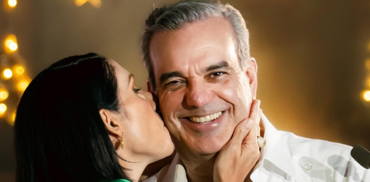 Luis Abinader celebra 31 años de casado con Raquel Arbaje al ritmo de merengue: «Ahora es que falta mambo»