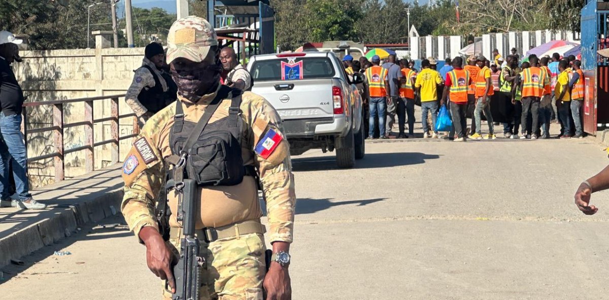 Haitianos se movilizan en Juana Méndez y afecta actividad comercial en la frontera