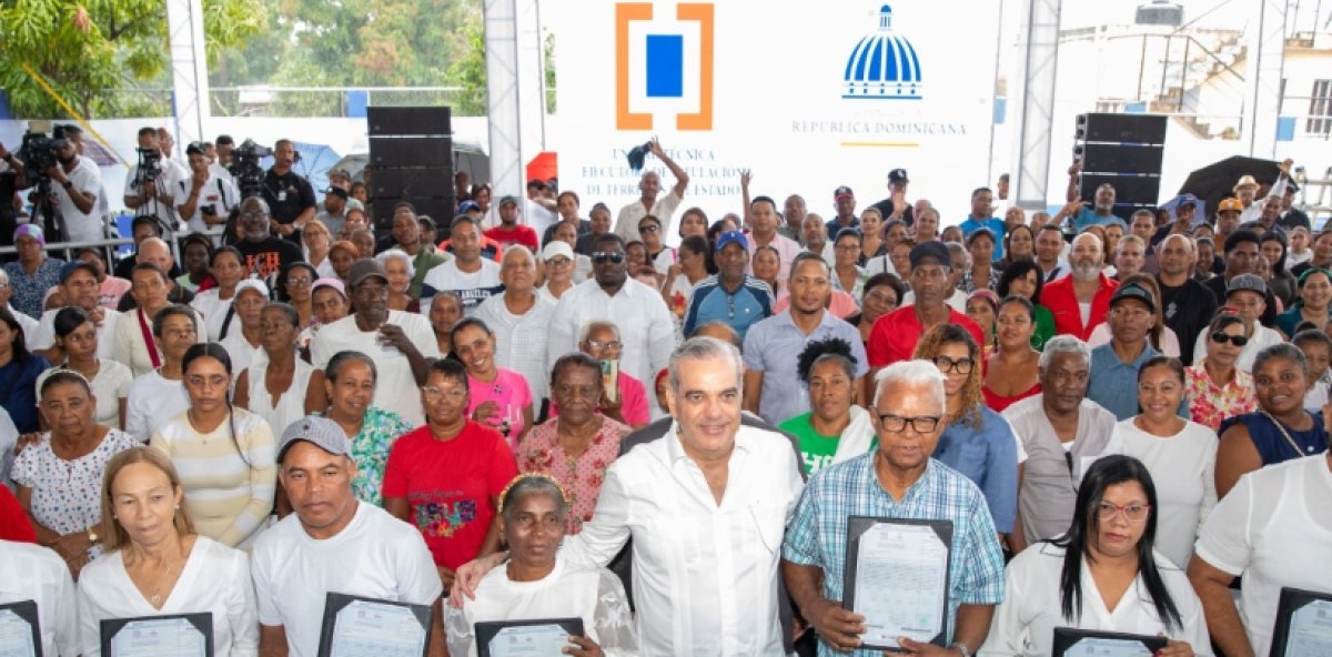 Gobierno entrega 442 títulos a familias de Los Alcarrizos