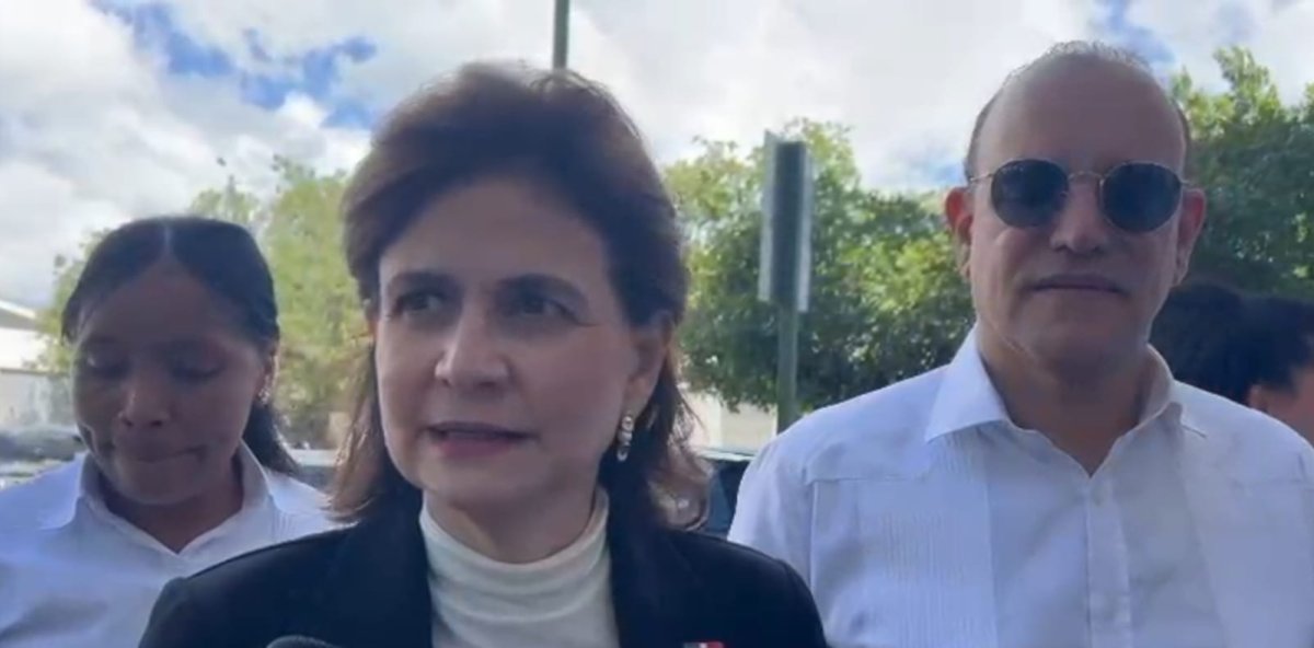 Yeni Berenice Reynoso recibe muestra de solidaridad por la muerte de su padre