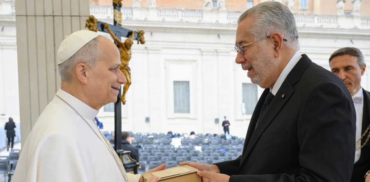 Entrega al Papa réplica de la piedra angular de la Catedral