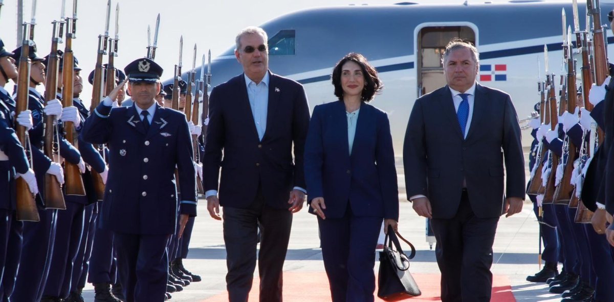 Luis Abinader y Raquel Arbaje llegan a Chile para investidura del presidente José Antonio Kast