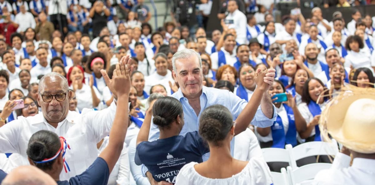 Luis Abinader lidera graduación de 4,026 jóvenes del programa Oportunidad 14-24
