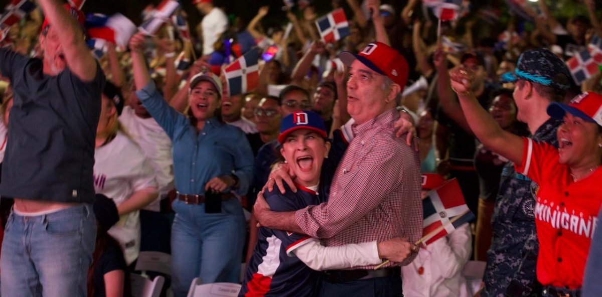 Luis Abinader presencia semifinal del Clásico Mundial de Béisbol en Güibia