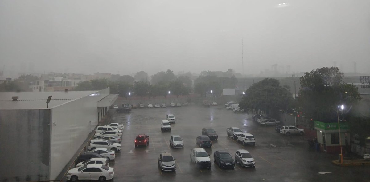 Efectos de una vaguada comienzan a sentirse con fuertes lluvias en la capital y otras zonas de RD