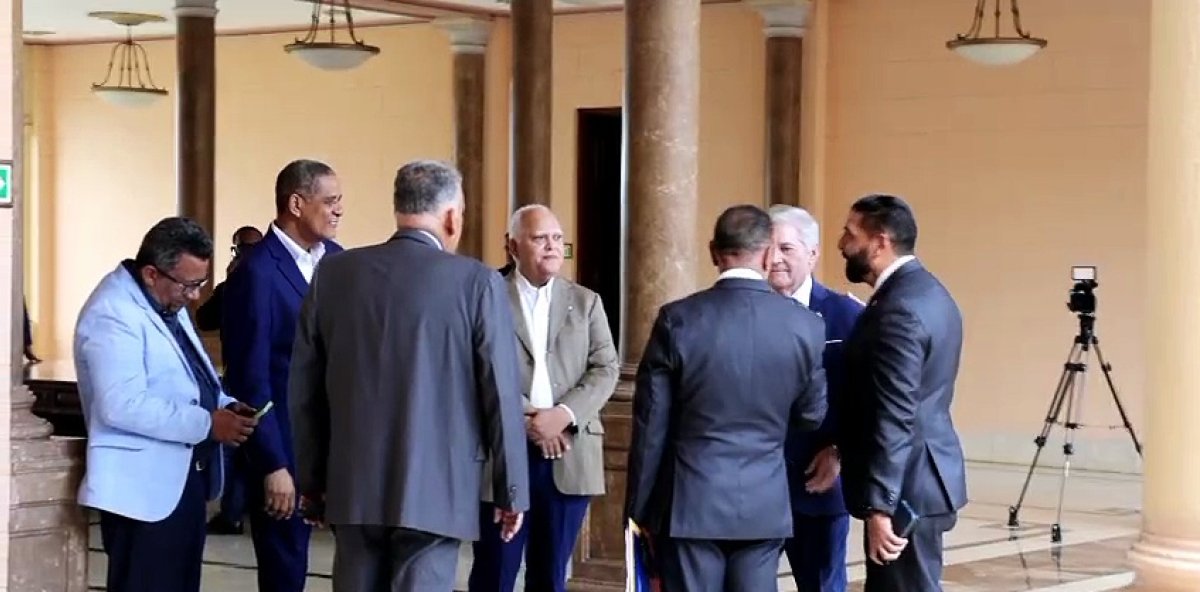 Industriales y comerciantes comienzan a llegar al Palacio Nacional para discutir control de precios