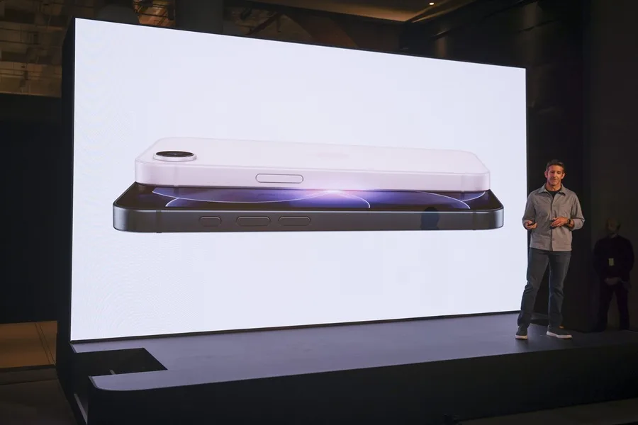 Apple fija en 599 dólares el nuevo precio de entrada para el iPhone y el MacBook