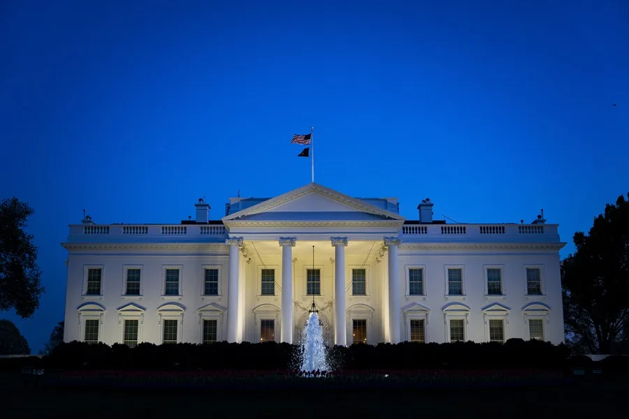 Trump revela la construcción de un «gran complejo» militar bajo el salón de baile de la Casa Blanca