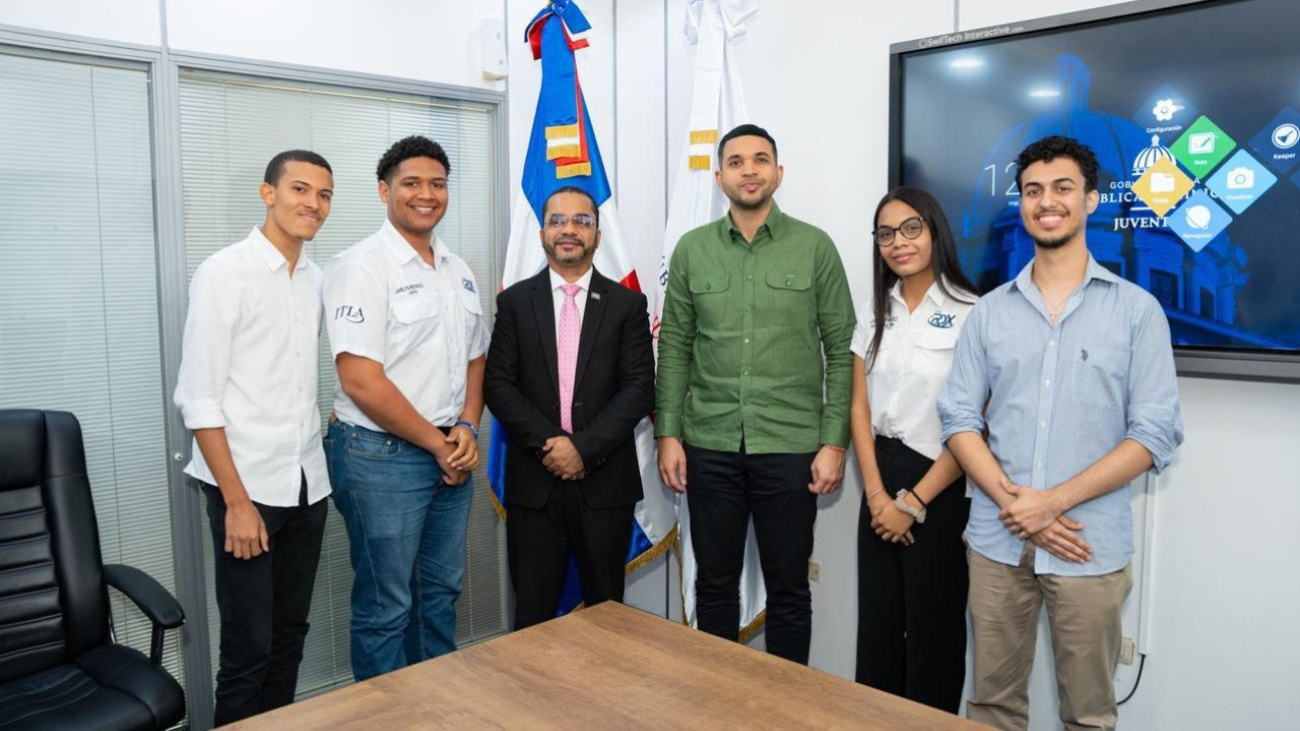 Ministro de la Juventud recibe a estudiantes del ITLA clasificados en competencia de la NASA