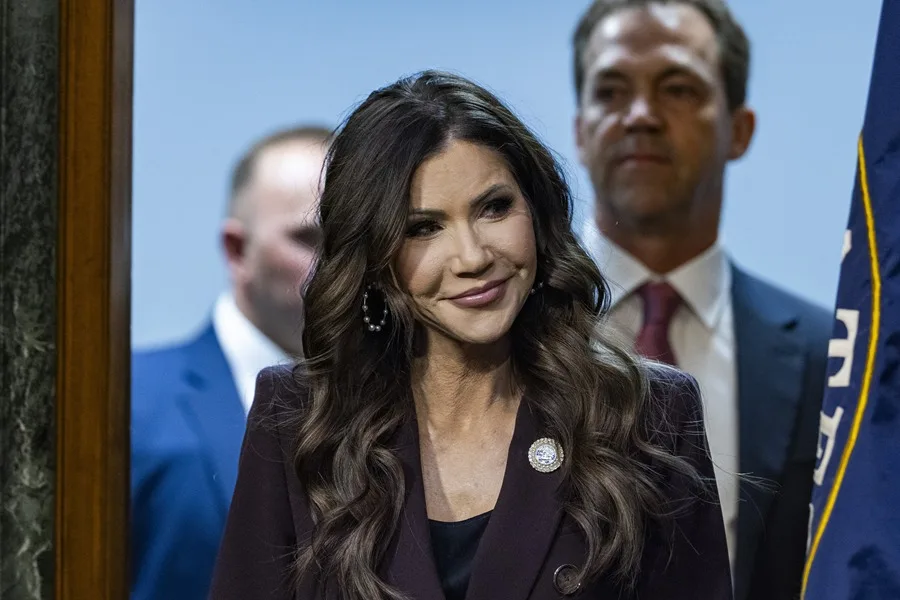 ¿Quién es Kristi Noem, la funcionaria de Trump defensora de la mano dura en inmigración y foco de polémica?