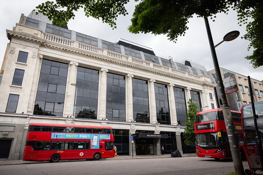 La alarma por el brote de meningitis en Reino Unido agota las vacunas y desborda farmacias
