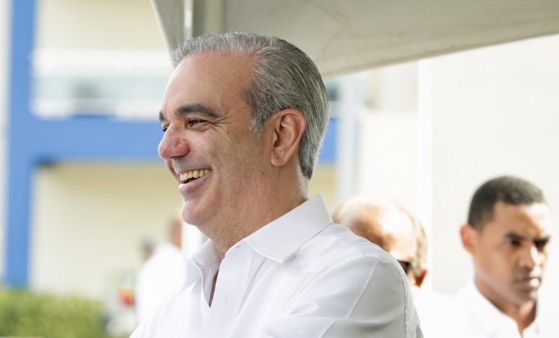 Abinader inicia jornada nacional con obras, graduaciones y actos patrióticos