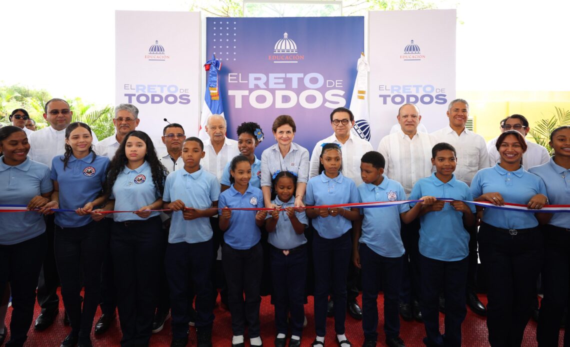 Raquel Peña encabeza apertura de techado en el Politécnico Prof. Plinio Rafael Martínez en Santiago