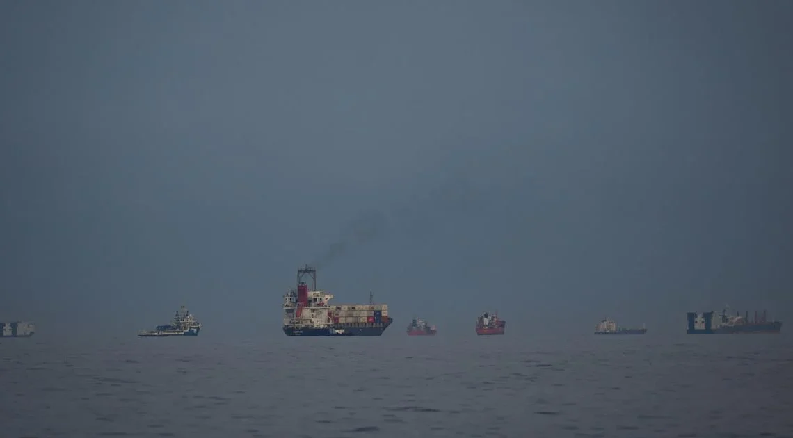 Más de 90 barcos cruzan el estrecho de Ormuz mientras Irán mantiene exportaciones de petróleo en plena guerra