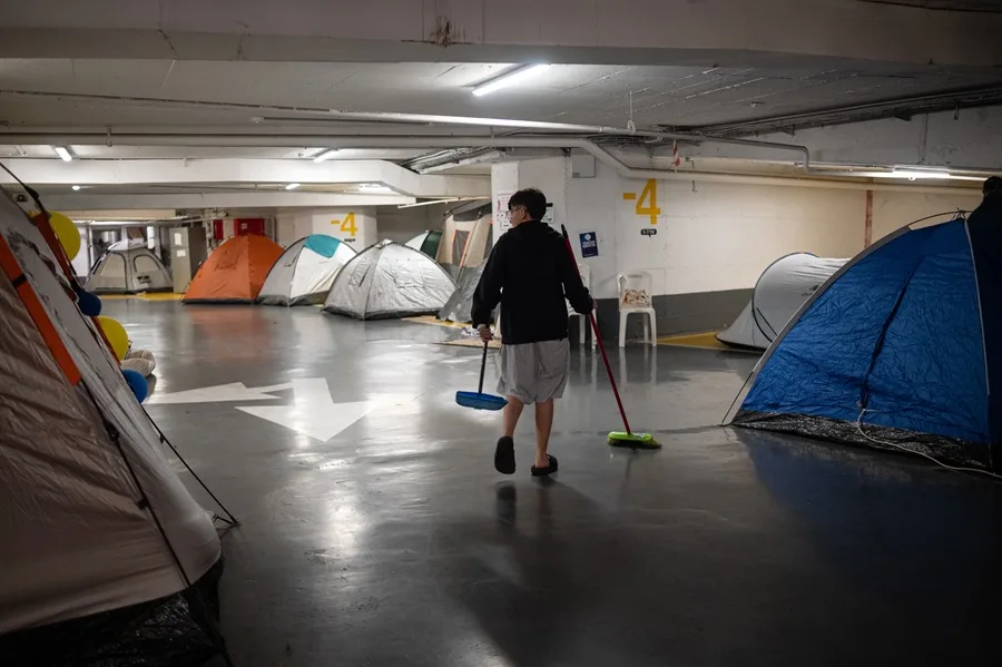 Un mes bajo tierra: decenas de israelíes viven en el búnker de un centro comercial