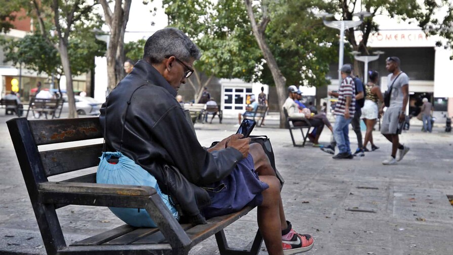 Sin teléfono fijo, móvil o internet: el otro «apagón» de la crisis energética en Cuba