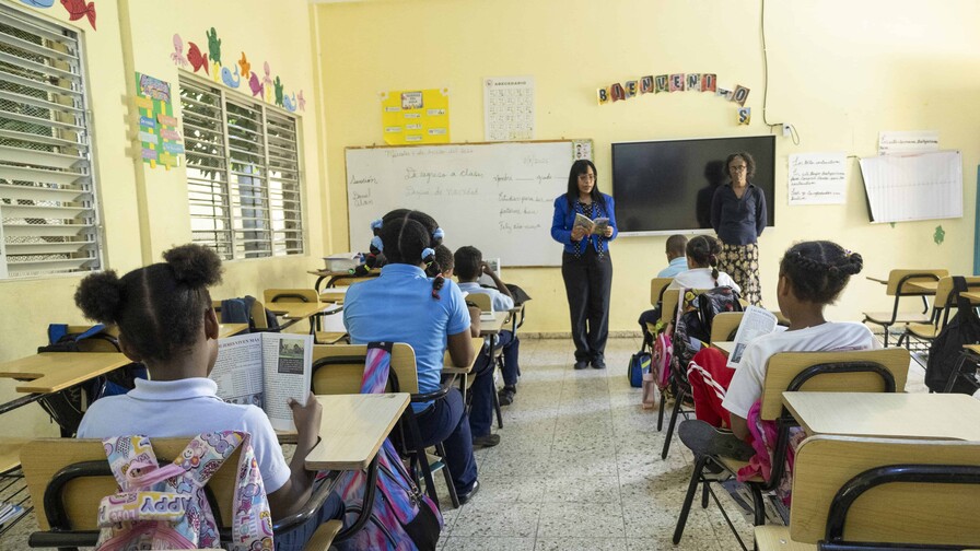 Minerd propone limitación en uso de celulares en escuelas y colegios a estudiantes y maestros