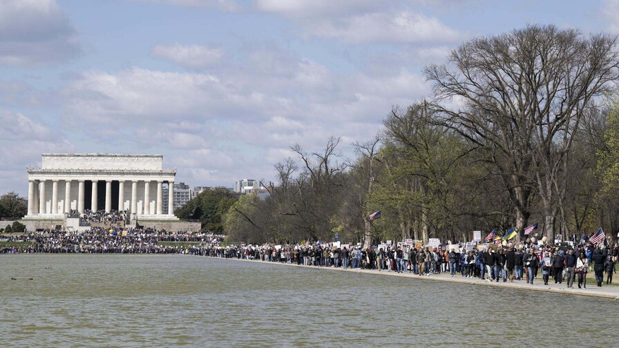 Comienzan las mayores protestas de ‘No Kings’ contra Trump, la guerra en Irán y el ICE