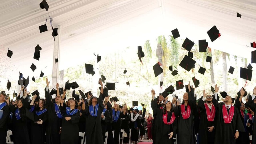 Ucateci gradúa 351 nuevos profesionales en su graduación ordinaria número 81