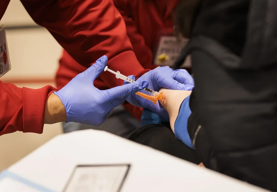 Un juez bloquea los cambios hechos por el Gobierno Trump a las recomendaciones de vacunación