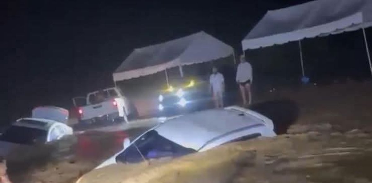 Crecida repentina del río Nizao provoca caos en Ocoa: vehículos varados y vacacionistas atrapados