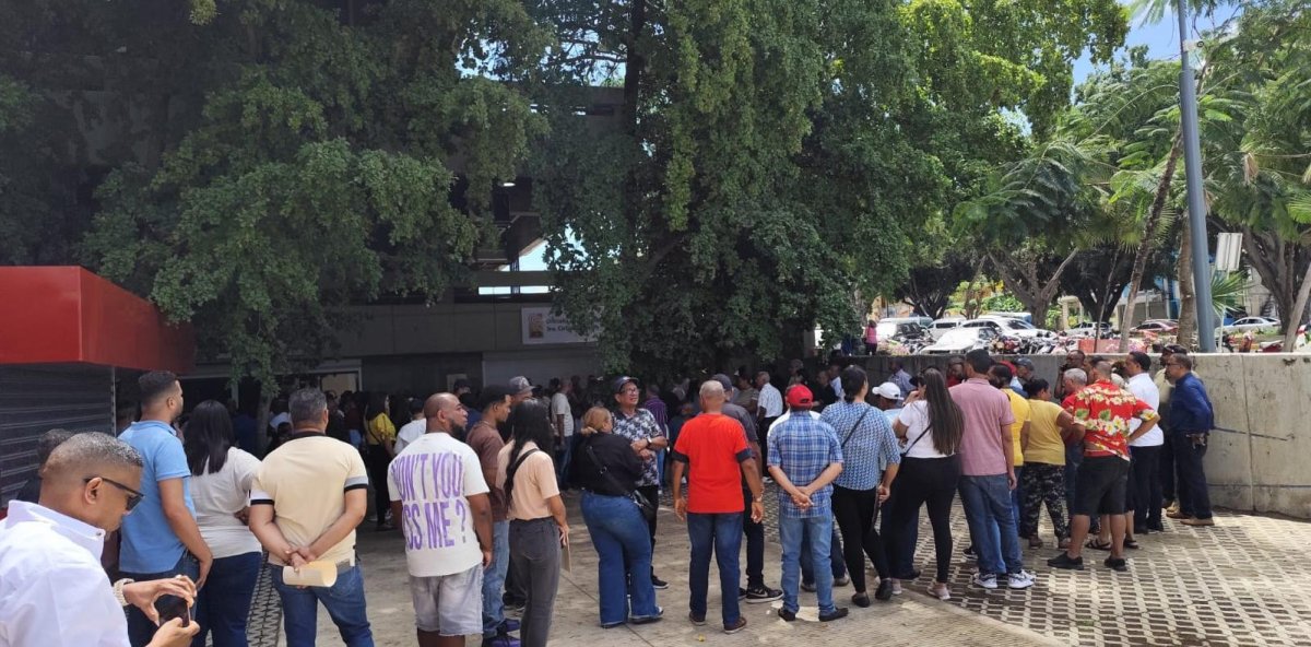 Centros de la JCE en Santiago se llenan de ciudadanos en busca de la nueva cédula