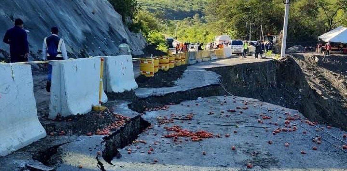 Socavón corta el paso en carretera San José de Ocoa y obliga cierre de la vía