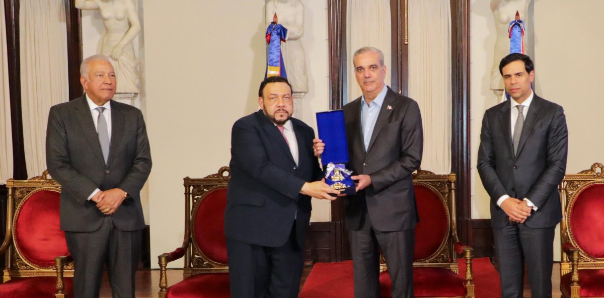 Luis Abinader otorga condecoración póstuma de la Orden del Mérito de Duarte, Sánchez y Mella en el Grado de Gran Cruz Placa de Oro a Ulises Francisco Espaillat