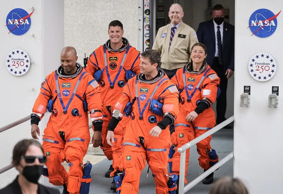 Los astronautas de Artemis II, listos en la plataforma de lanzamiento para su misión a la Luna