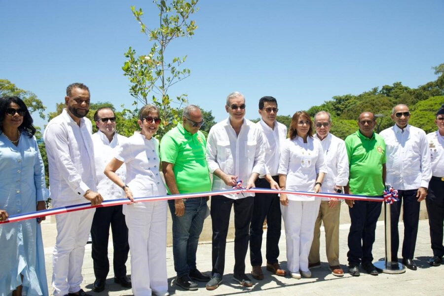 Presidente Abinader entrega renovación de Playa Sosúa y nueva plaza de vendedores para impulsar el turismo