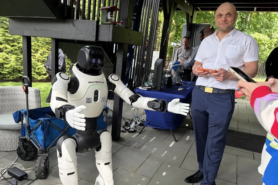 Un robot que ‘perrea’ y 3D sin gafas: Nueva Jersey exhibe lo último en tecnología