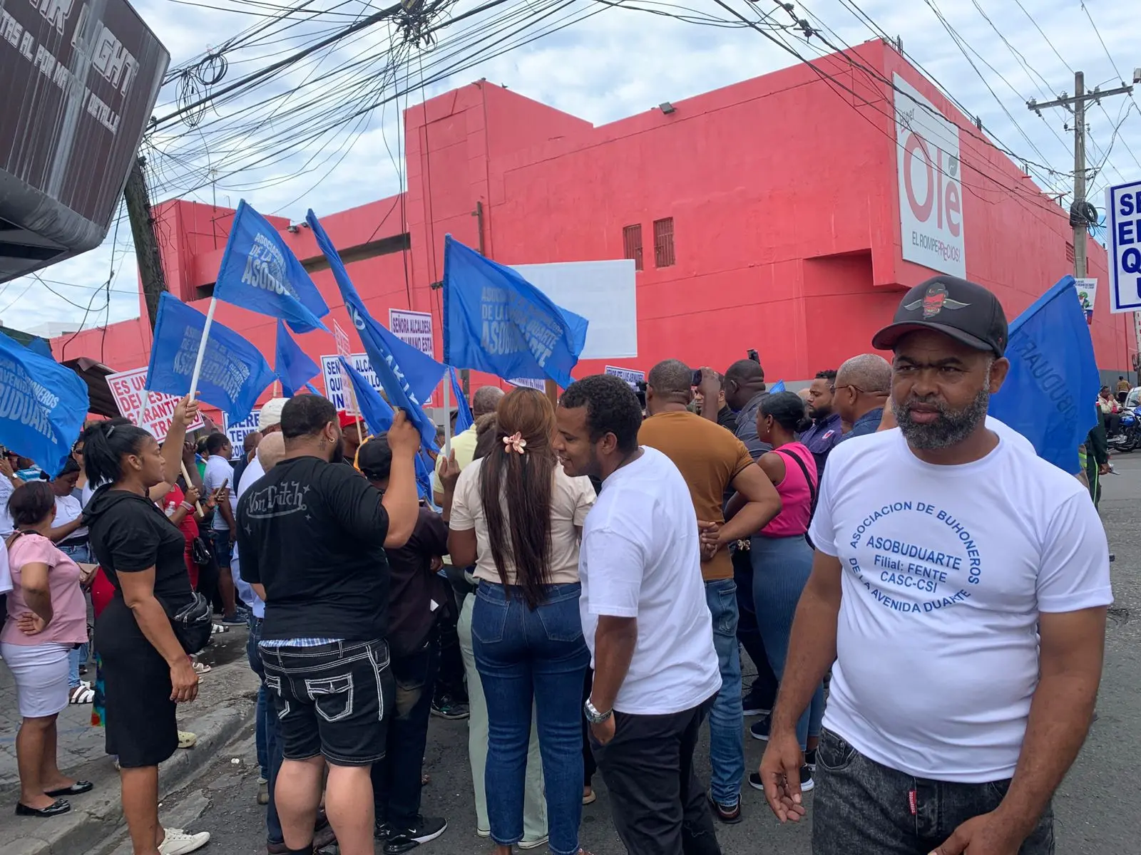 Buhoneros de la avenida Duarte protestan ante intento de desalojo de sus puestos