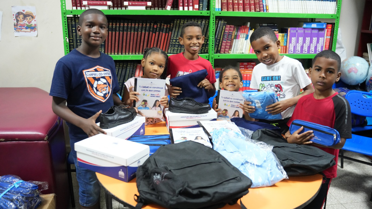 INABIE entrega útiles escolares a estudiantes afectados por lluvias